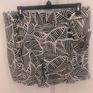 Robert Louis Lady’s shorts, size XL